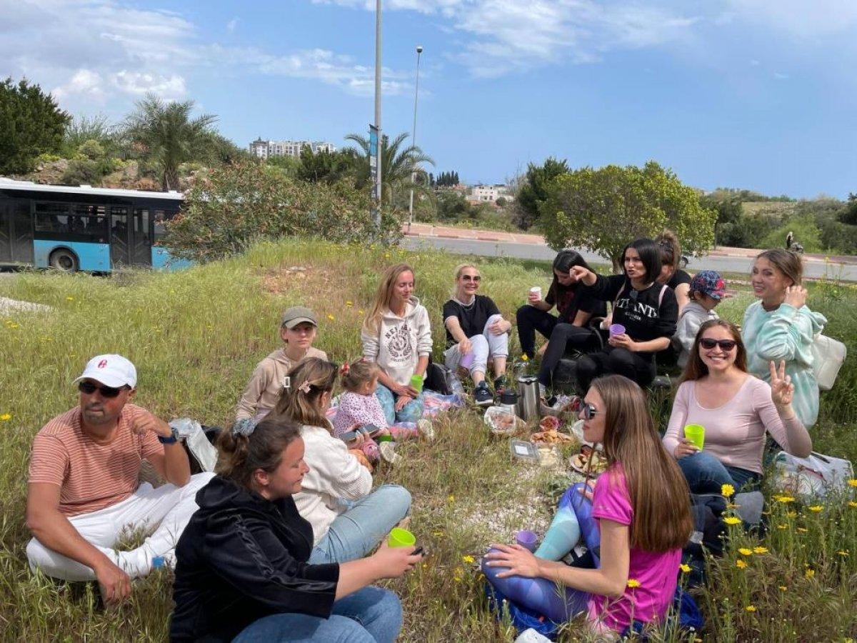 Antalya’da Rus ve Ukraynalılar birlikte çöp topladı