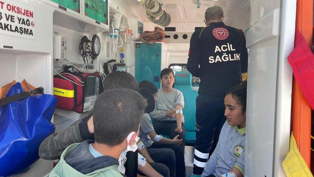 Adıyaman'daki ortaokulda öğrenciler tuz ruhu ile zehirlendi