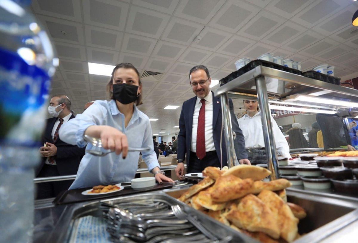 Bakan Kasapoğlu, Erzurum'da öğrencilerle bir araya geldi