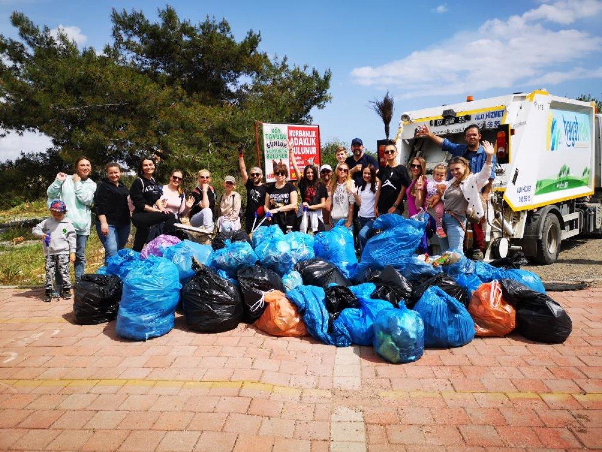 Antalya’da Rus ve Ukraynalılar birlikte çöp topladı