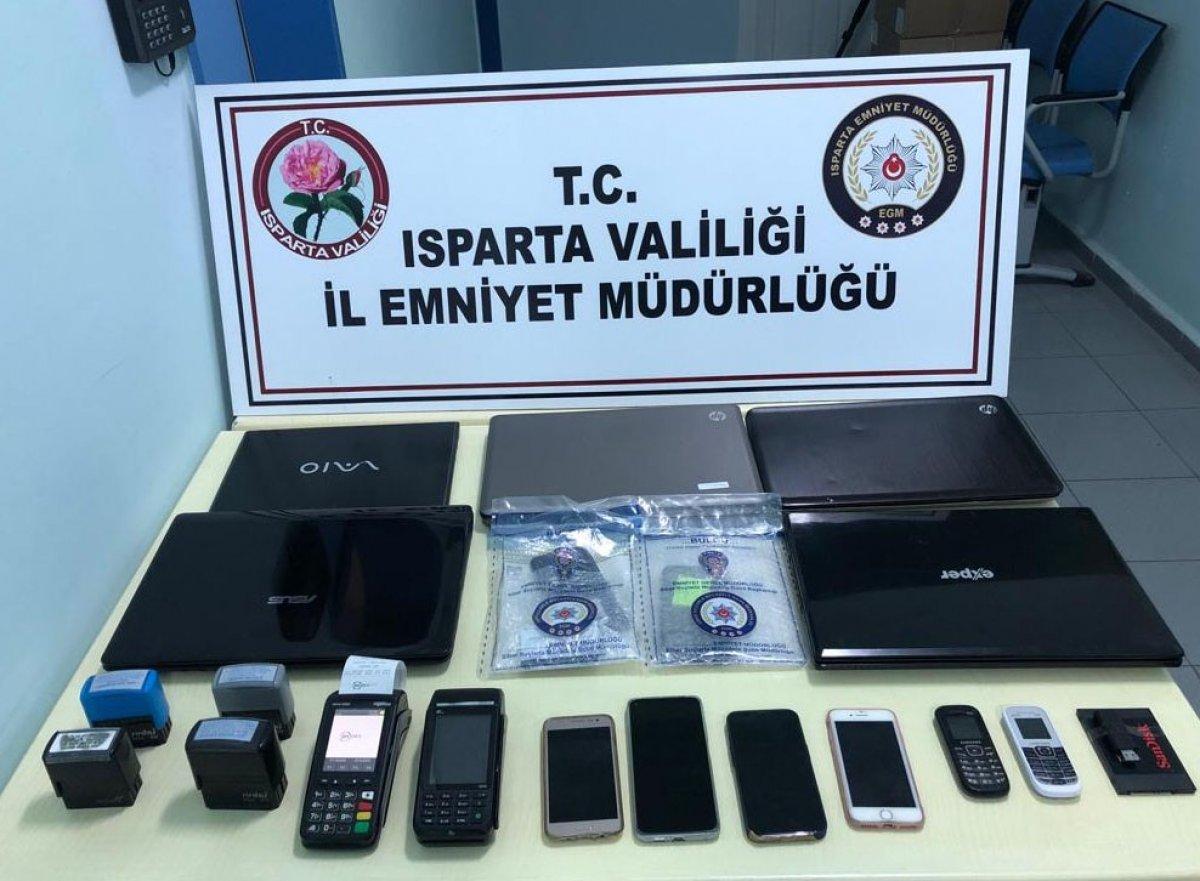 Ünlü olmak isteyenleri dolandıran çete mensupları Isparta'da yakalandı