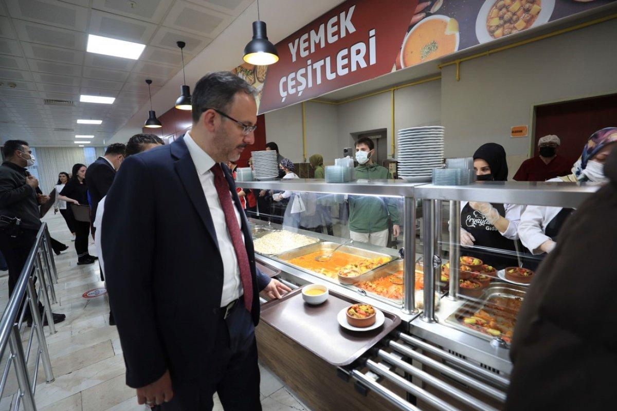 Bakan Kasapoğlu, Erzurum'da öğrencilerle bir araya geldi