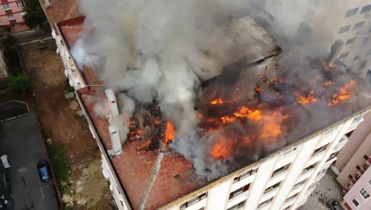 Kadıköy'de metruk binada çıkan yangın söndürüldü
