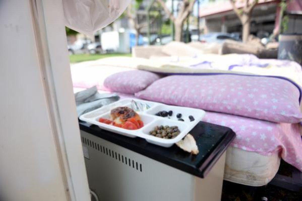 Adana’da, evden çıkarılan çift bebekleri ile parkta kaldı