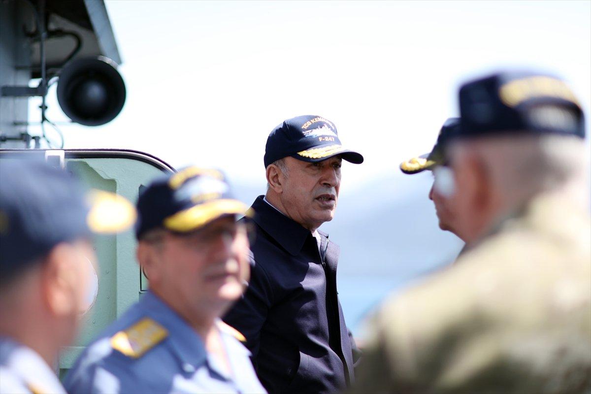 Bakan Akar'dan Yunanistan'a: Dostluk elimizi tutun