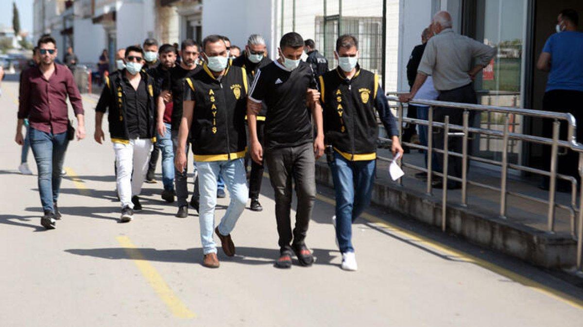 Adana'da Belediye Başkanı'na yumurtayla saldıran şahıslar adliyede