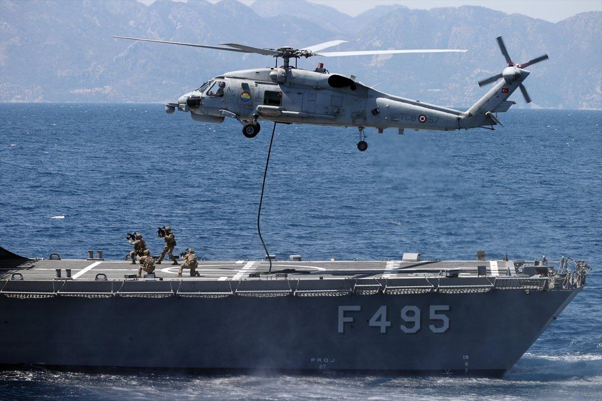 Bakan Akar'dan Yunanistan'a: Dostluk elimizi tutun