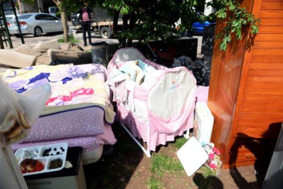 Adana’da, evden çıkarılan çift bebekleri ile parkta kaldı