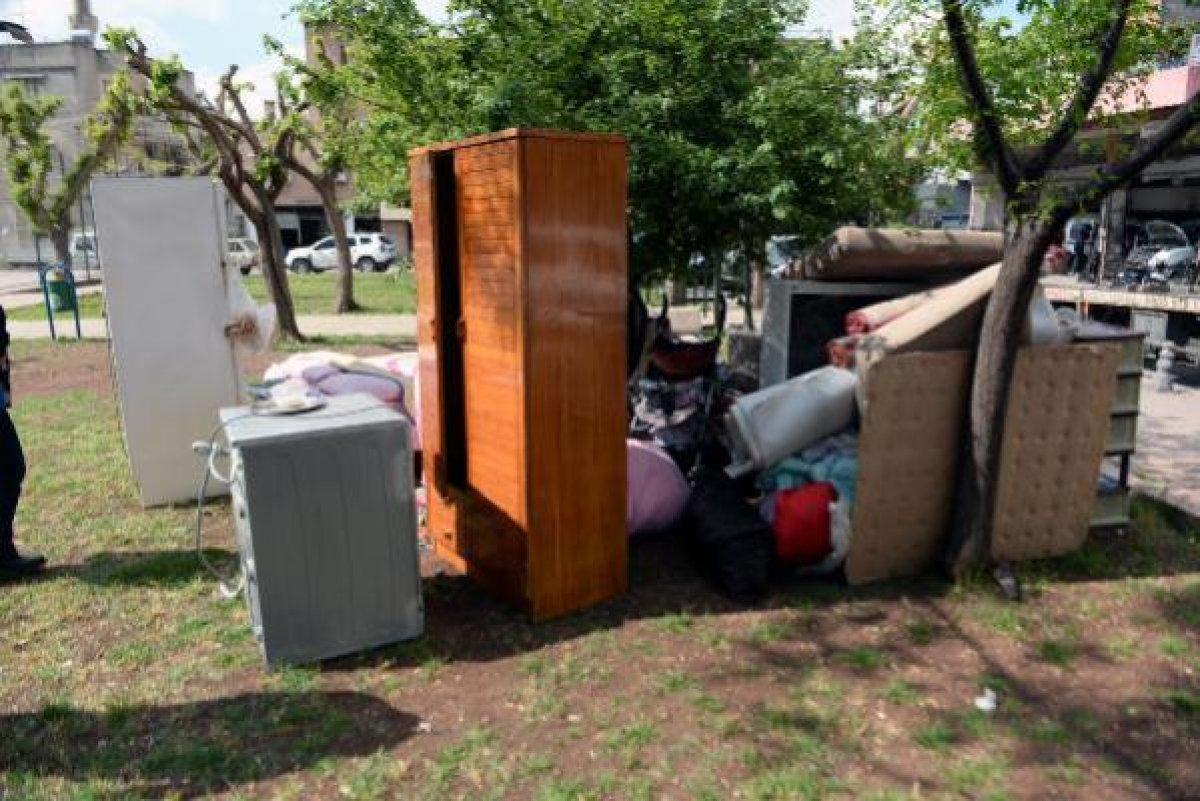 Adana’da, evden çıkarılan çift bebekleri ile parkta kaldı