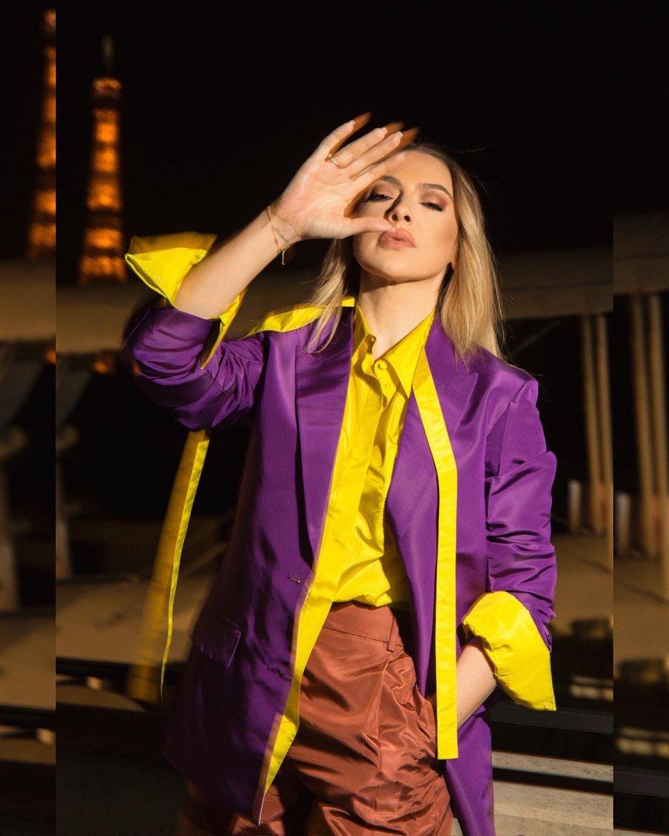 Hamile olduğu iddia edilen Hadise, karnını çantasıyla kapattı