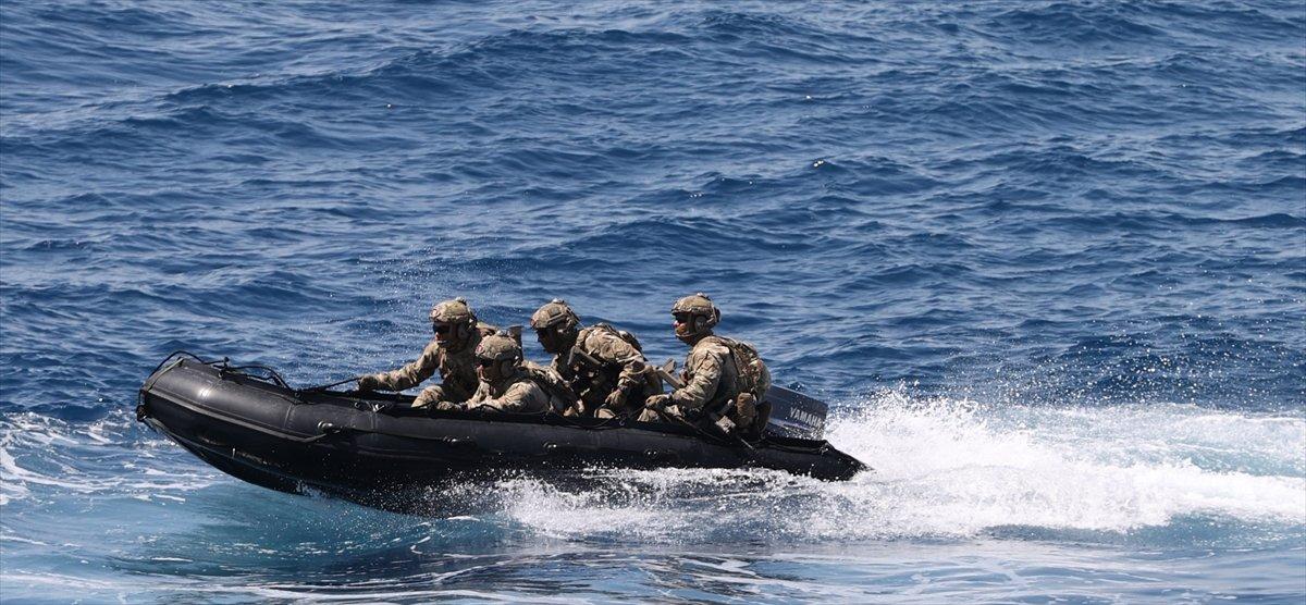 Bakan Akar'dan Yunanistan'a: Dostluk elimizi tutun