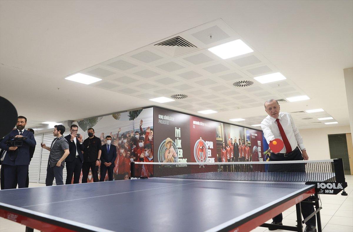 Cumhurbaşkanı Erdoğan, gençlerle masa tenisi oynadı