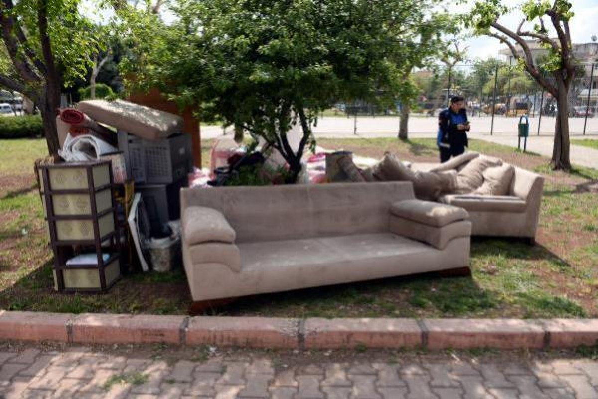 Adana’da, evden çıkarılan çift bebekleri ile parkta kaldı