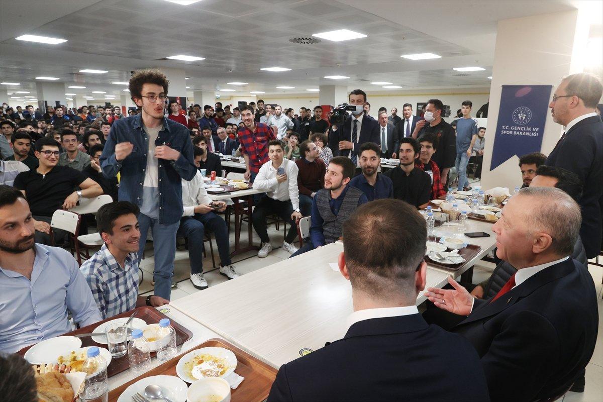 Cumhurbaşkanı Erdoğan, gençlerle masa tenisi oynadı