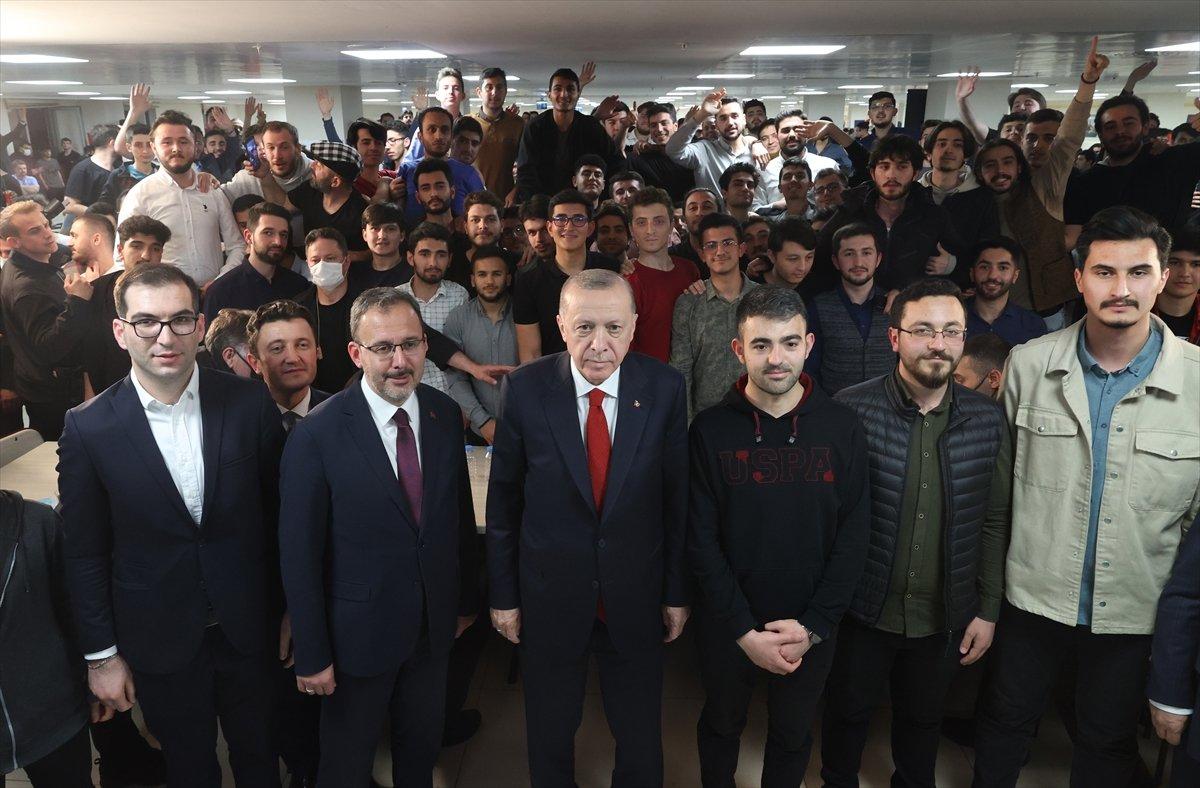 Cumhurbaşkanı Erdoğan, gençlerle masa tenisi oynadı