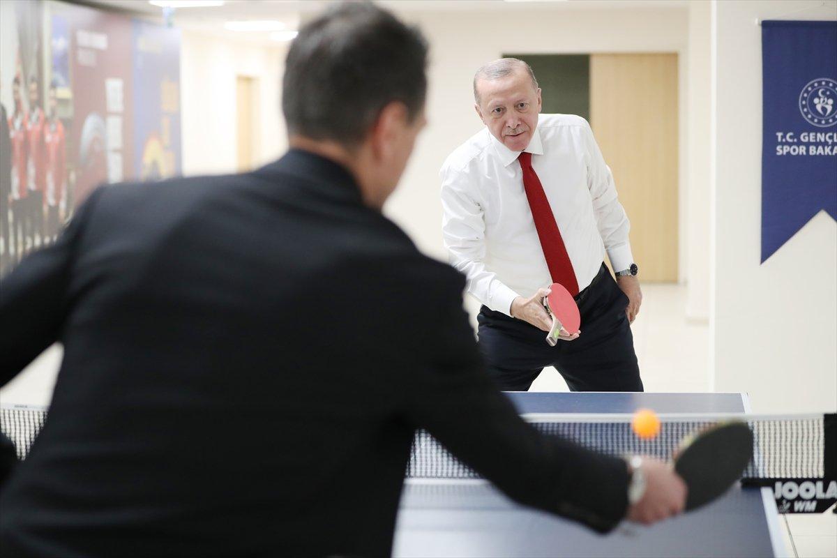 Cumhurbaşkanı Erdoğan, gençlerle masa tenisi oynadı