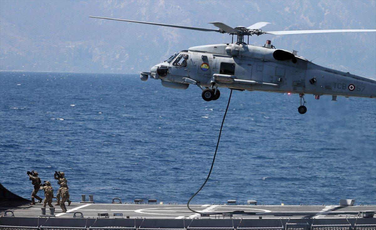 Bakan Akar'dan Yunanistan'a: Dostluk elimizi tutun