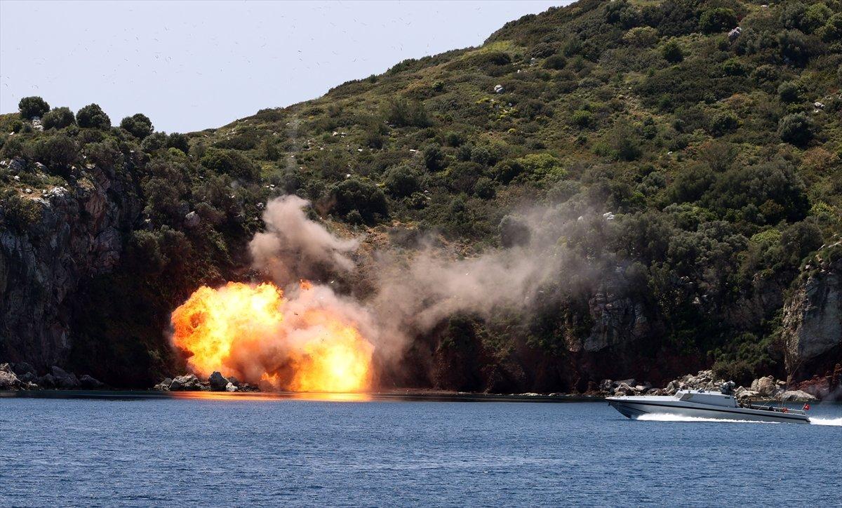 Bakan Akar'dan Yunanistan'a: Dostluk elimizi tutun