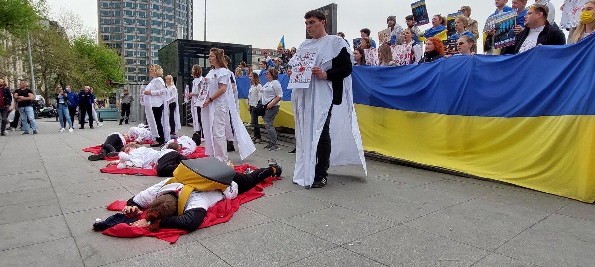 Beyoğlu'nda Ukraynalılardan kefenli eylem