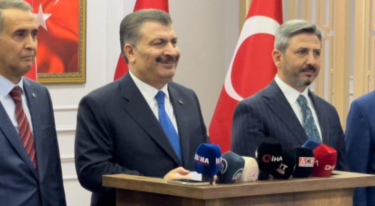 Fahrettin Koca'ya 'maske zorunluluğu kalkıyor mu' diye soruldu