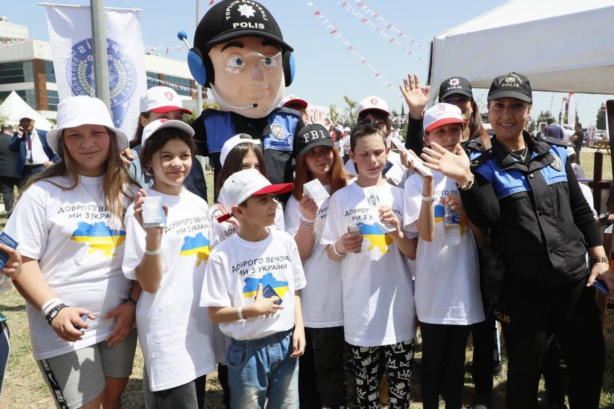 Adana polisi, 23 Nisan'da çocuklarla eğlendi