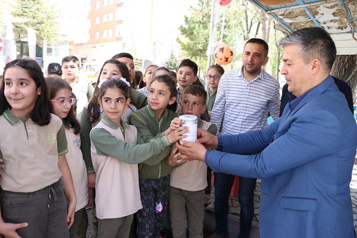 Niğde'de öğrenciler ihtiyaç sahibi ailenin bakkal borcunu ödedi