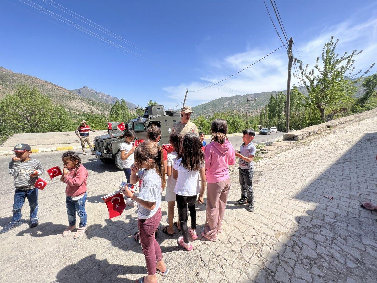 Şırnak'ta jandarma ekipleri, çocuklara hediyeler dağıttı