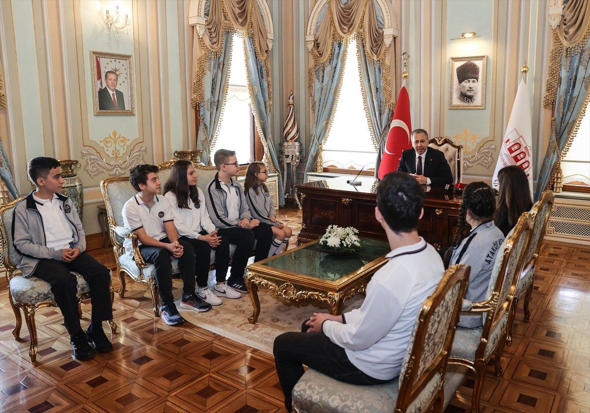 Ali Yerlikaya, 23 Nisan'da öğrencileri ağırladı