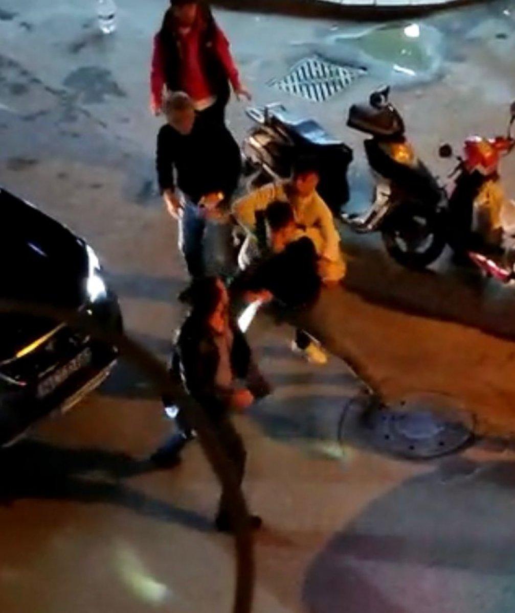 Zeytinburnu'nda tekmeli yumruklu yol kavgası