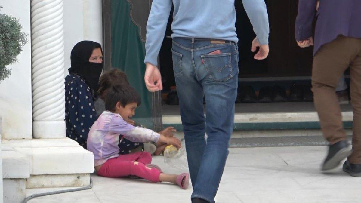 Bursa’da dilencilerin sahaya servisle dağıtıldığı anlar