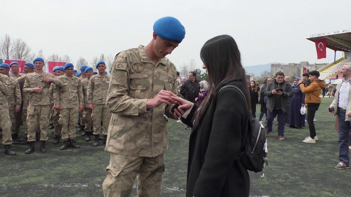 Karabük'te uzman onbaşıdan sürpriz evlilik teklifi