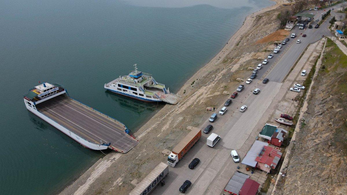 Tunceli-Elazığ feribot kuyruğundan vatandaşlar şikayetçi: Köprü yapılsın