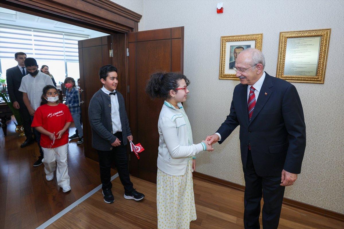 Kemal Kılıçdaroğlu ziyaretine gelen çocuklara Nutuk dağıttı