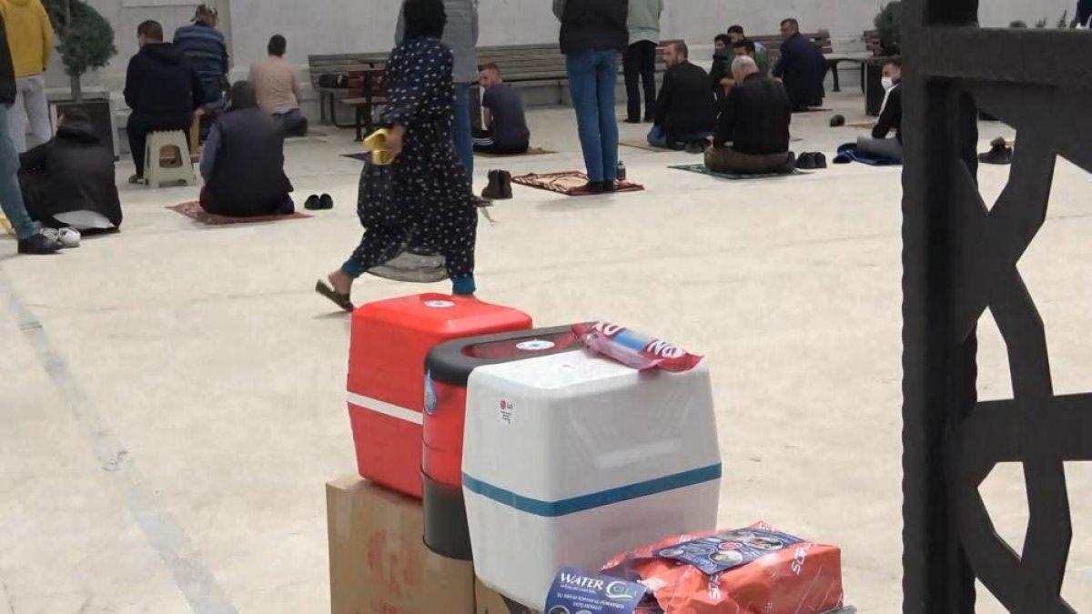 Bursa’da dilencilerin sahaya servisle dağıtıldığı anlar