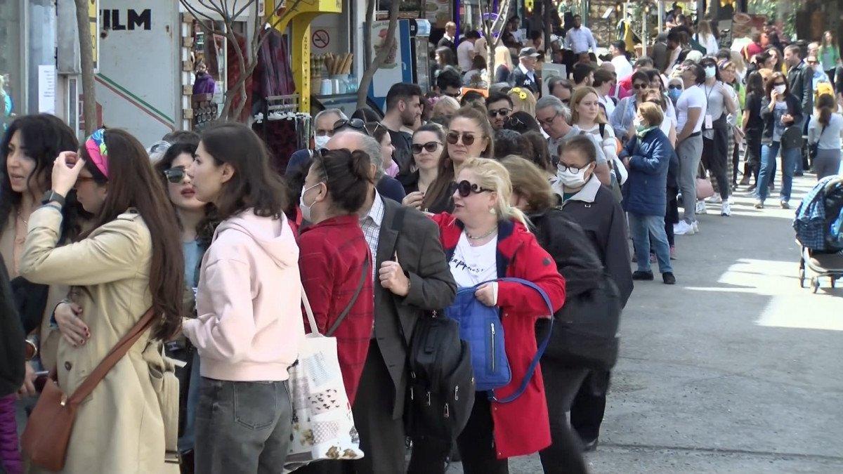 Büyükada'da elektrikli araç kuyruğu