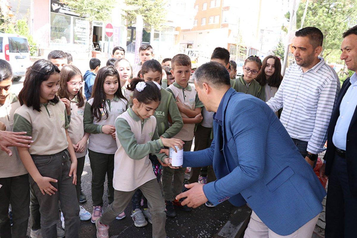 Niğde'de öğrenciler ihtiyaç sahibi ailenin bakkal borcunu ödedi
