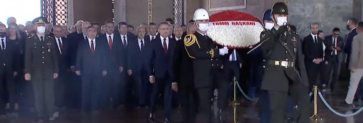 Devlet erkanı Anıtkabir'e çelenk bıraktı