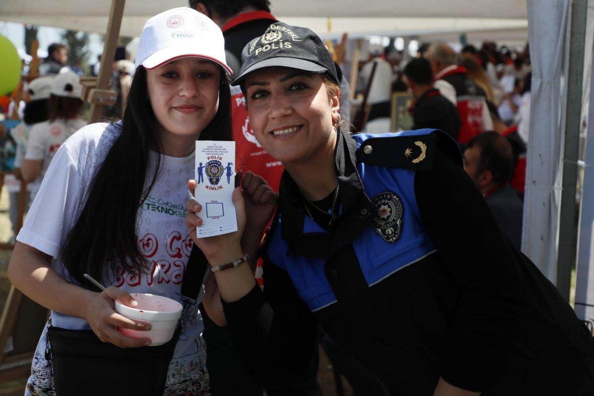 Adana polisi, 23 Nisan'da çocuklarla eğlendi