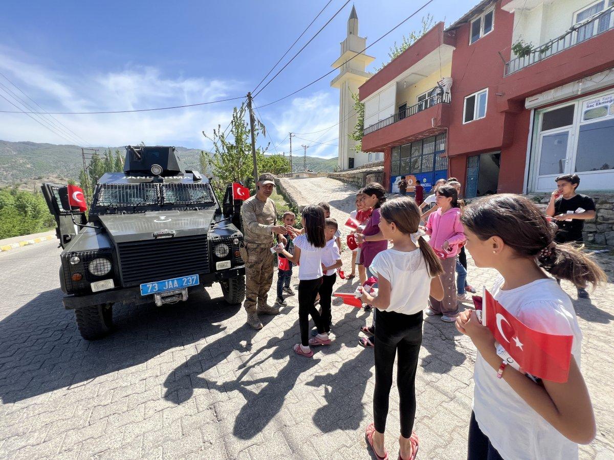 Şırnak'ta jandarma ekipleri, çocuklara hediyeler dağıttı