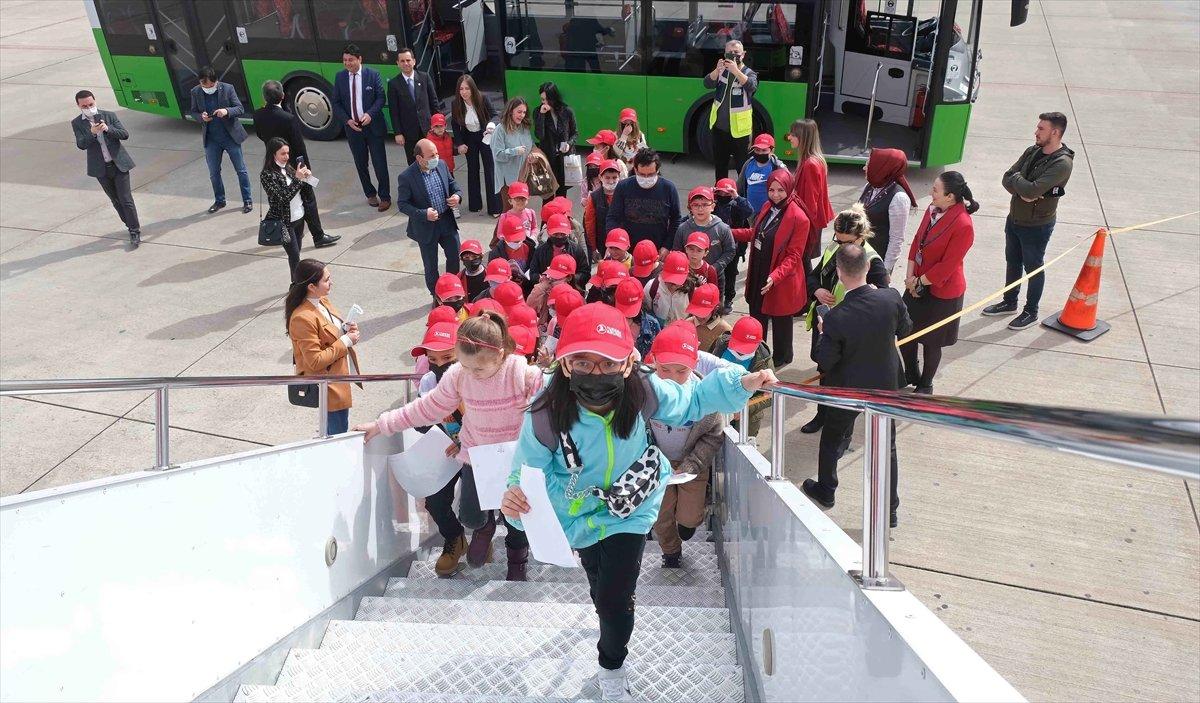 THY'den çocuklara 23 Nisan hediyesi: İlk kez uçağa bindiler