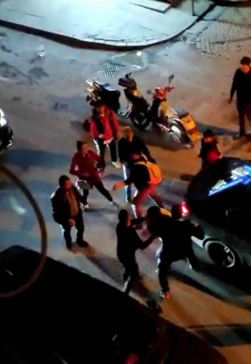 Zeytinburnu'nda tekmeli yumruklu yol kavgası