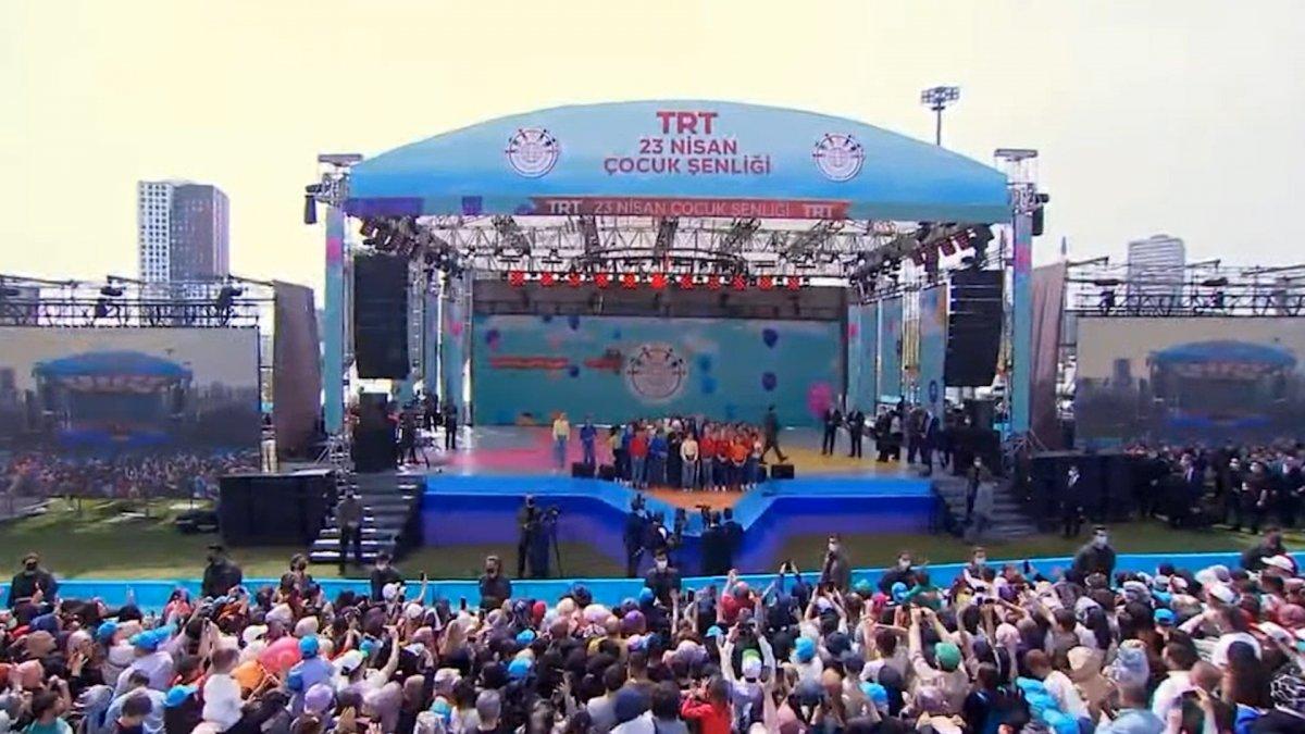 Cumhurbaşkanı Erdoğan 23 Nisan etkinliğinde çocuklarla şarkı söyledi