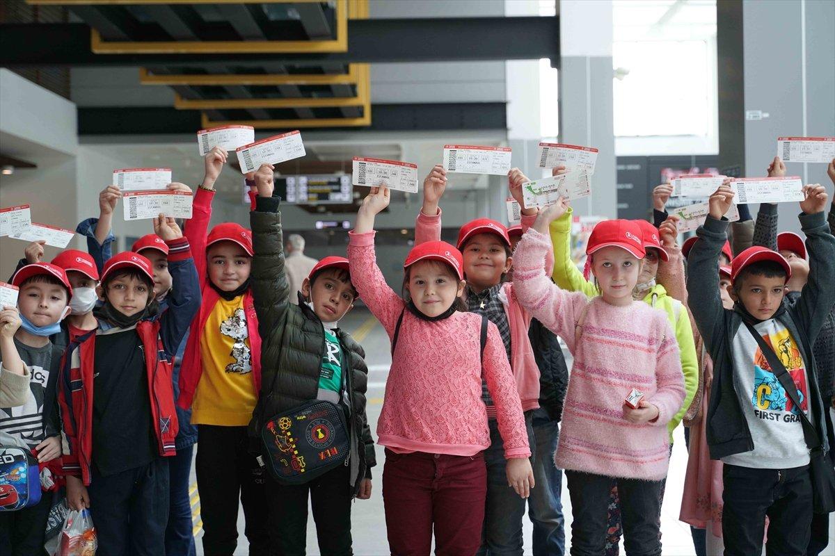 THY'den çocuklara 23 Nisan hediyesi: İlk kez uçağa bindiler