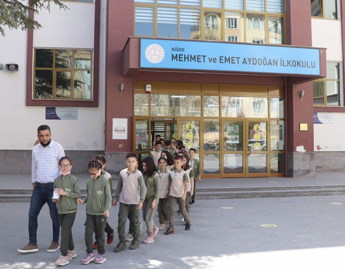 Niğde'de öğrenciler ihtiyaç sahibi ailenin bakkal borcunu ödedi