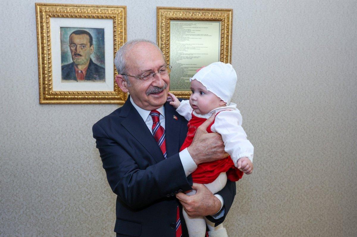 Kemal Kılıçdaroğlu ziyaretine gelen çocuklara Nutuk dağıttı