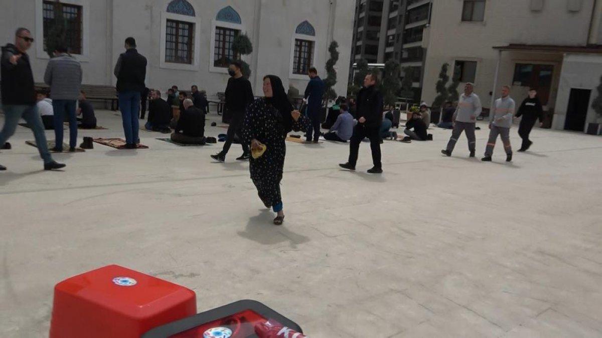 Bursa’da dilencilerin sahaya servisle dağıtıldığı anlar