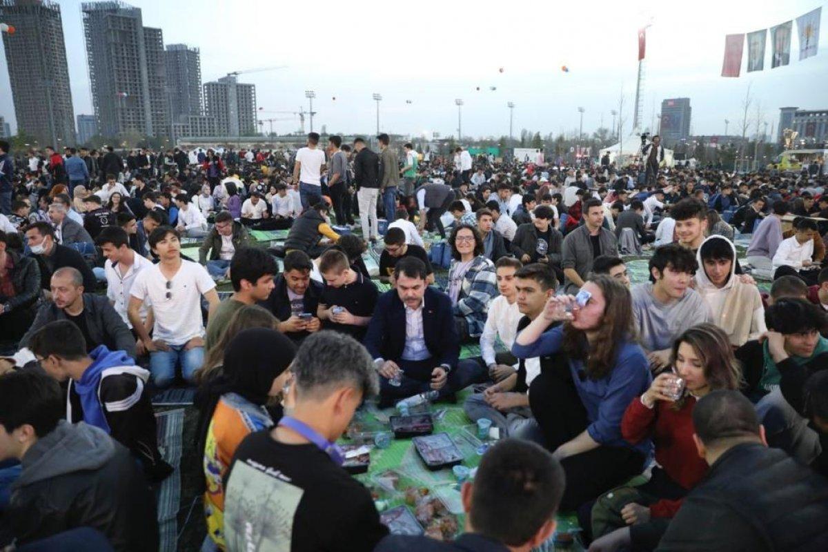 Murat Kurum, ilk defa oy kullanacak 5 bin gençle iftarda buluştu