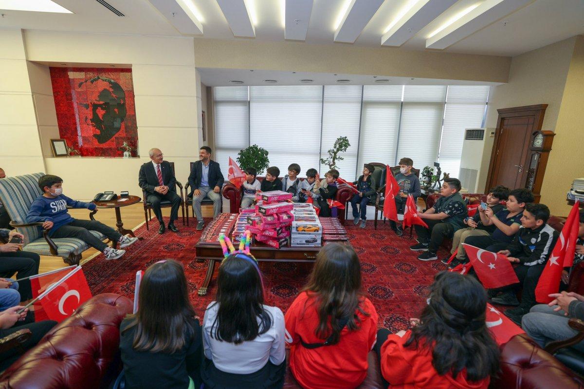 Kemal Kılıçdaroğlu ziyaretine gelen çocuklara Nutuk dağıttı