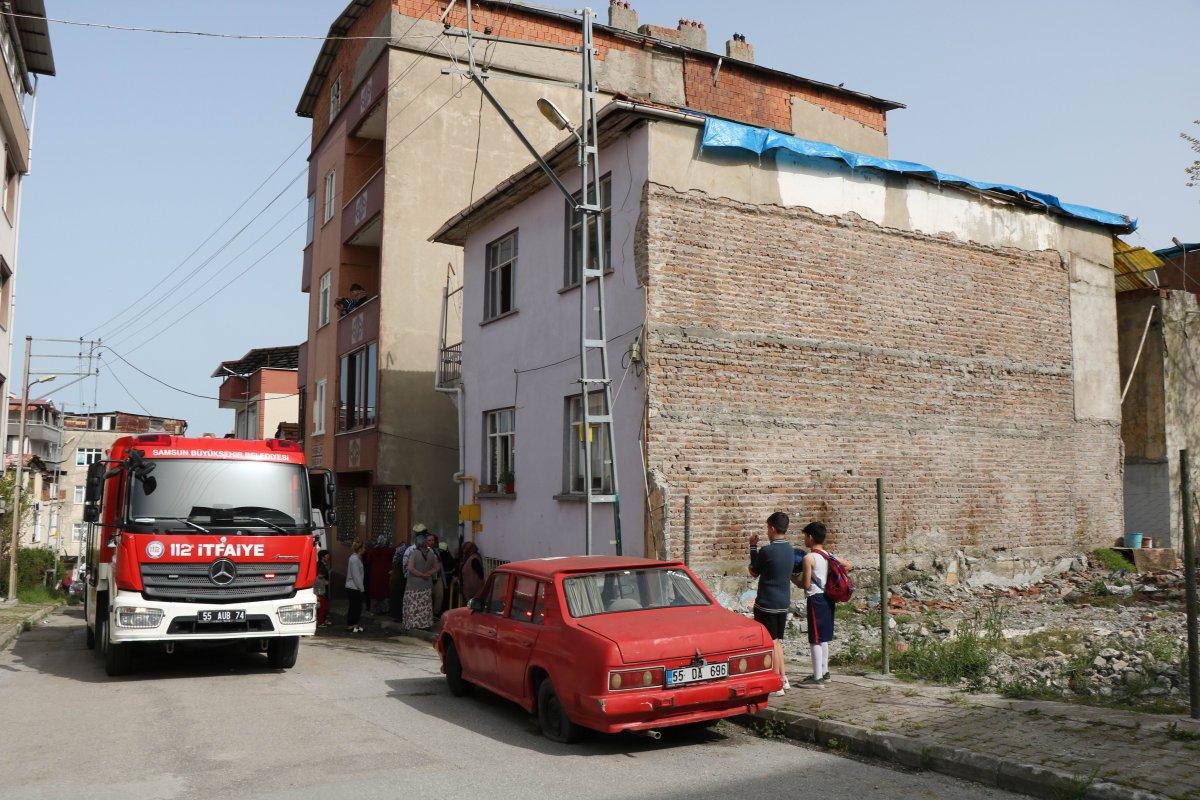 Samsun'da engelli çocuğun torpil patlattığı ev küle döndü