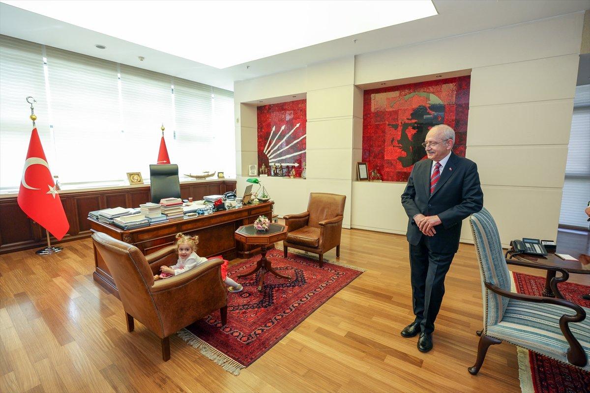 Kemal Kılıçdaroğlu ziyaretine gelen çocuklara Nutuk dağıttı